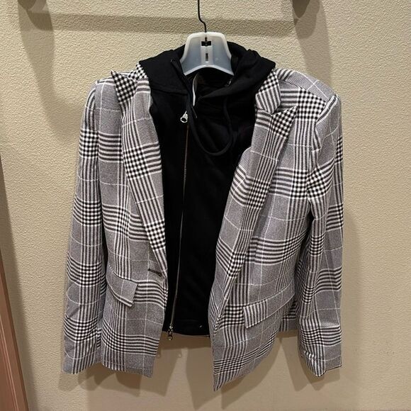 Evereve Jackets & Blazers - NWT Evereve woman's black and gray plaid zip up jacket blazer